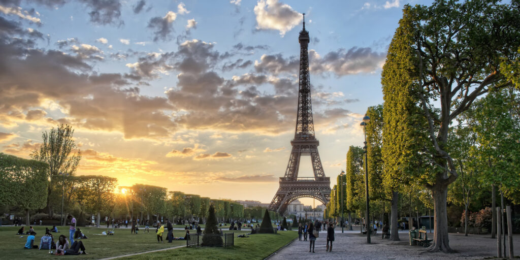 PARIS ( JESEN 2026) OD 24.11 6 DANA BUS PROGRAM OD 749,00 KM PO OSOBI ( NOVO !)